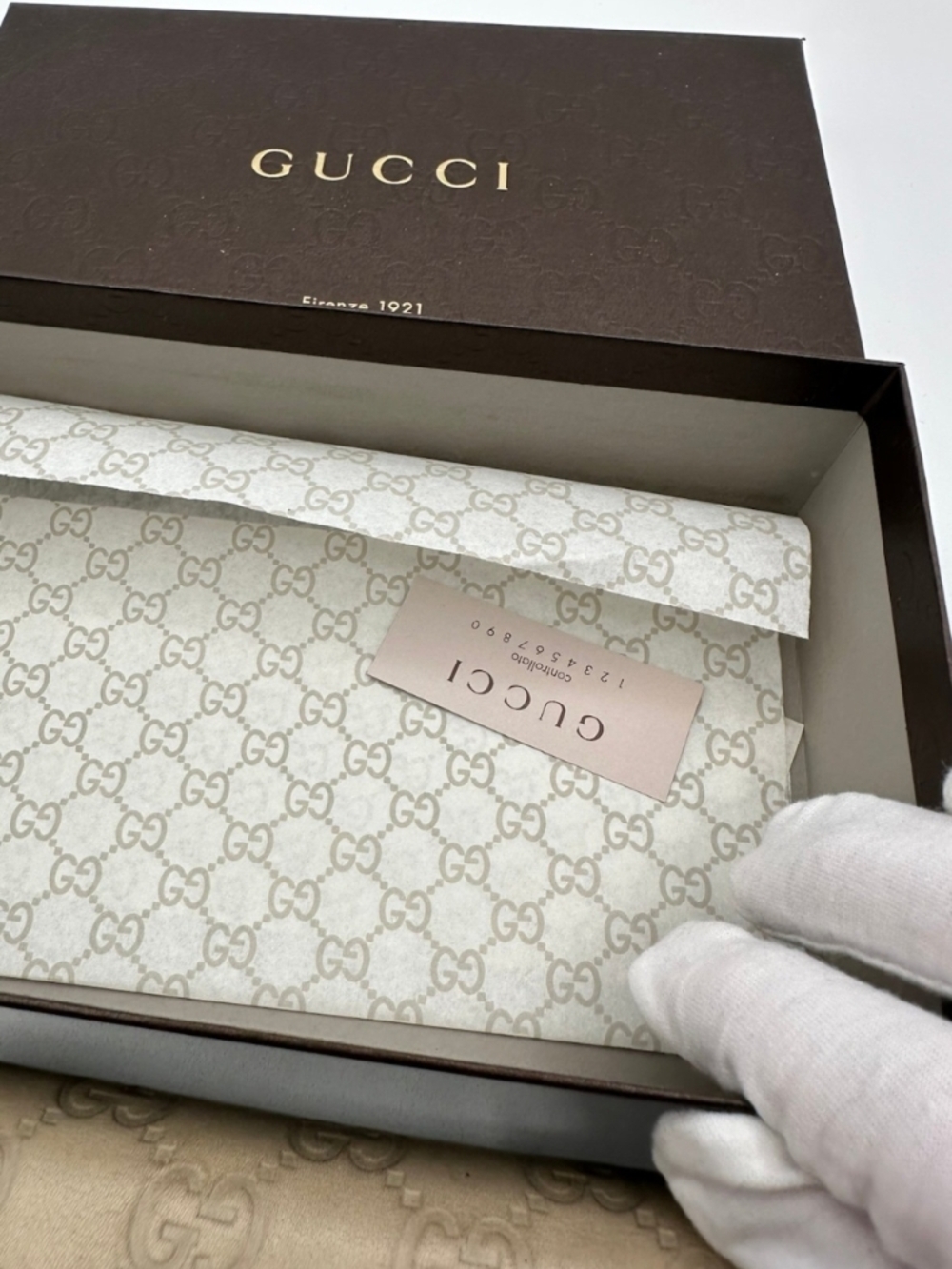 Gucci Beige Signature GG Continental Wallet with Gold Plaque - Picture 3 of 12
